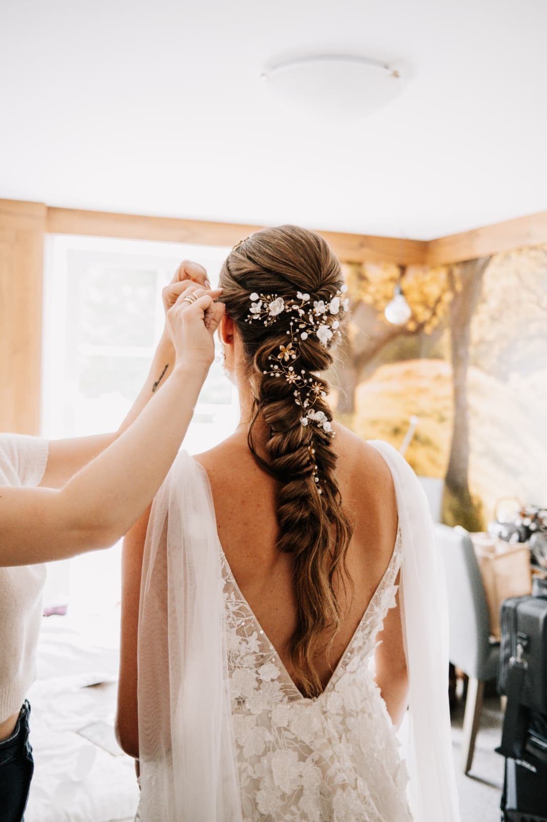kreieren einer boho brautfrisur mit flechtzopf und haarschmuck