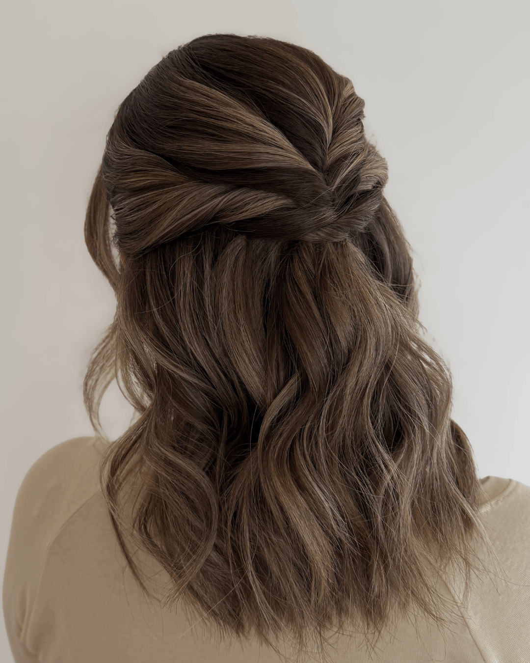 Halboffene Brautfrisur mit weichen Wellen beim Probestyling