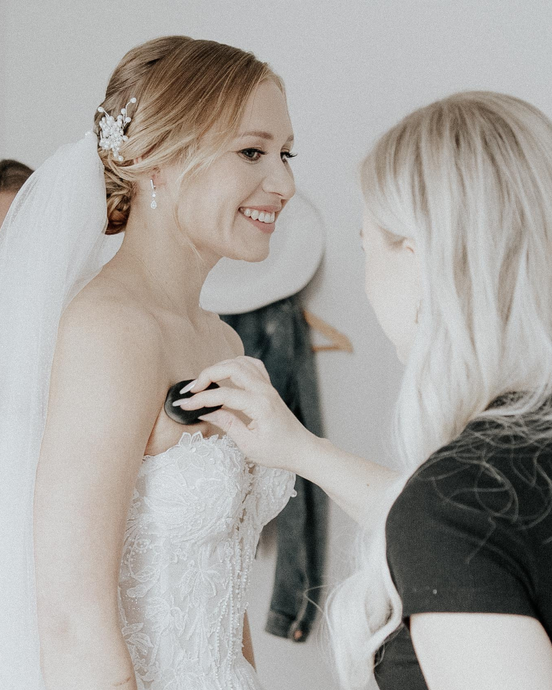 Finale Touch-ups beim mobilen Brautstyling am Hochzeitstag