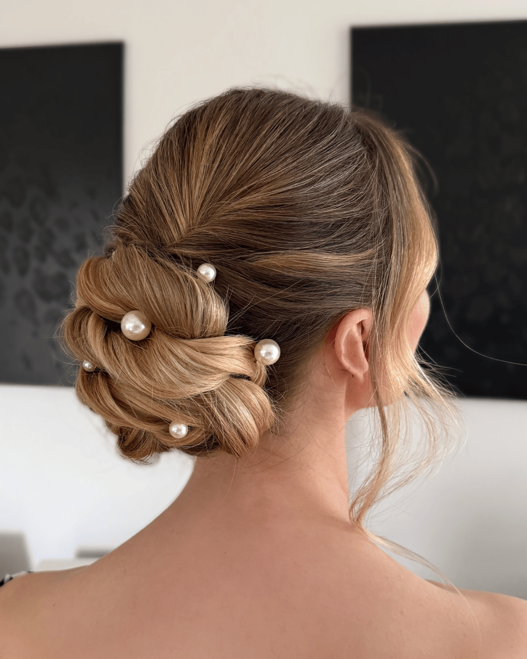 moderne frisur updo mit perlen