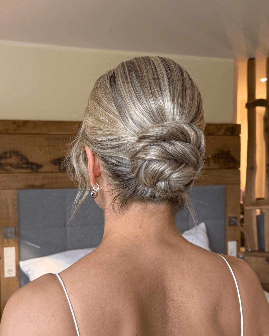 Hochgesteckte Brautfrisur als moderner blonder Updo